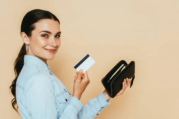 Vista Lateral Mulher Morena Camisa Jeans Segurando Carteira Cartão Crédito — Fotografia de Stock