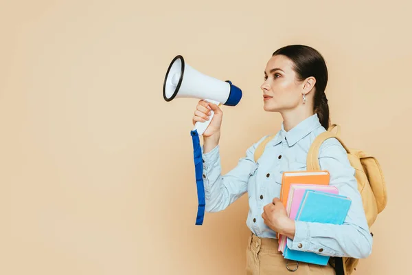 Seitenansicht Der Brünetten Studentin Jeanshemd Mit Büchern Und Rucksack Mit — Stockfoto