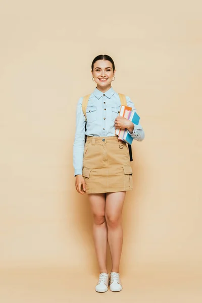 Visão Completa Estudante Morena Camisa Jeans Com Livros Mochila Bege — Fotografia de Stock