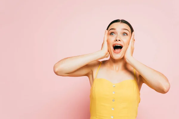 Schockierte Brünette Junge Frau Hält Kopf Auf Rosa — Stockfoto