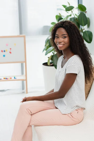 Mujer Afroamericana Mirando Cámara Mientras Está Sentada Sofá — Foto de Stock