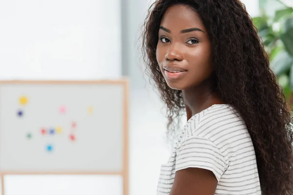 Brunette Afrikaanse Amerikaanse Vrouw Zoek Naar Camera — Stockfoto