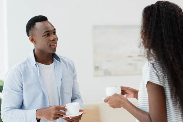 Pareja Afroamericana Sosteniendo Tazas Café Mirándose Casa — Foto de Stock