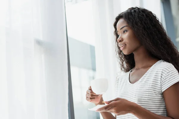 Morena Afroamericana Americana Mujer Sosteniendo Taza Con Café Platillo Casa —  Fotos de Stock