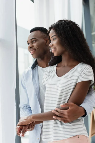 Afro Americano Homem Abraçando Morena Esposa Olhando Para Longe — Fotografia de Stock