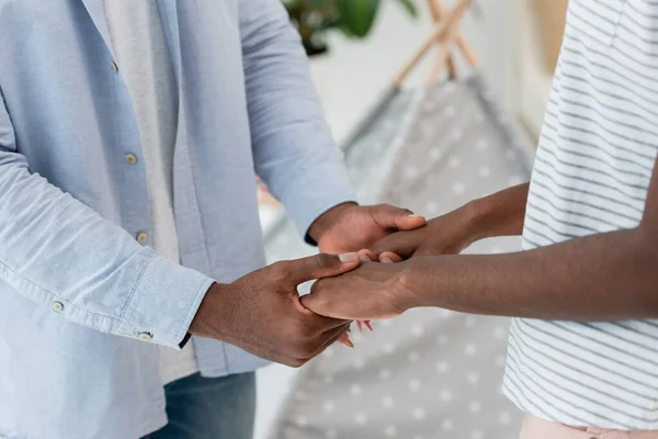 Vista Recortada Pareja Afroamericana Cogida Mano Casa — Foto de Stock