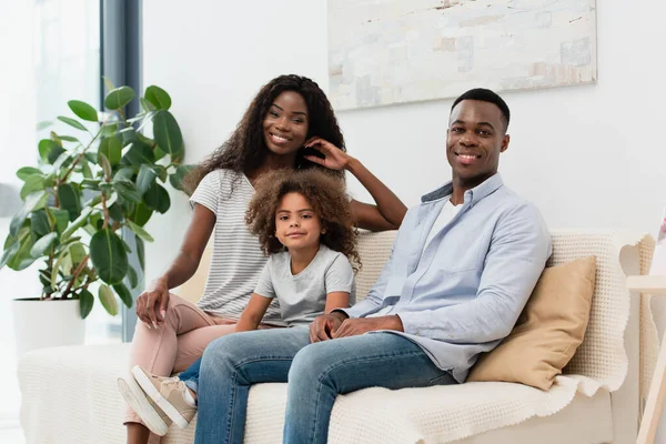 Família Afro Americana Sentada Sofá Olhando Para Câmera — Fotografia de Stock