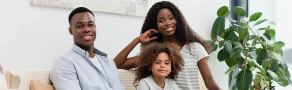 Panoramisch Schot Van Afrikaanse Amerikaanse Familie Zoek Naar Camera Woonkamer — Stockfoto