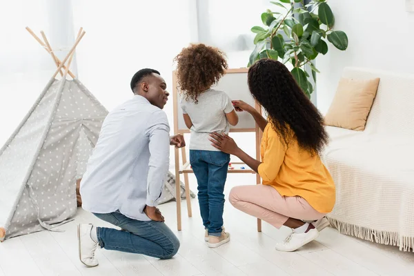 Afro Americano Homem Olhando Encaracolado Filha Perto Morena Esposa — Fotografia de Stock