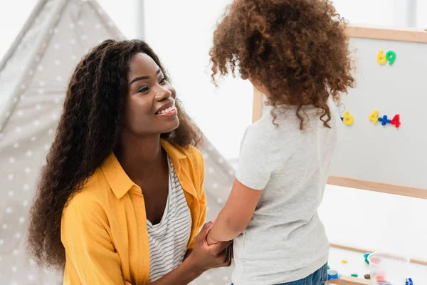 Afro Amerikan Anne Kızı Evde Ele Tutuşuyorlar — Stok fotoğraf