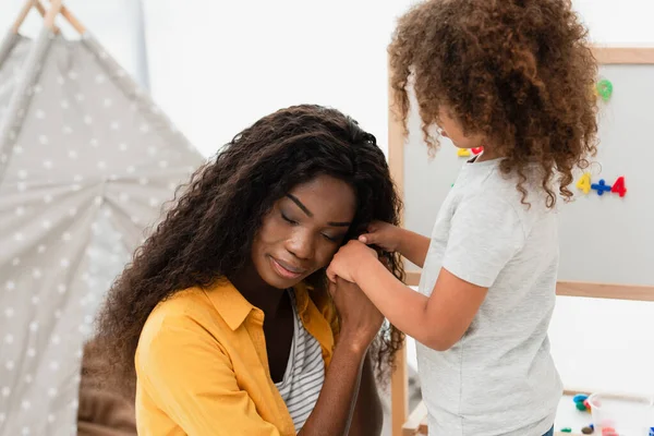 African American Mother Holding Hands Curly Daughter — Stock Photo, Image