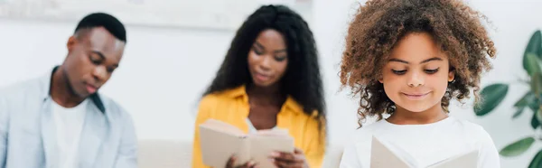 Panorama Des Livres Lecture Famille Afro Américaine — Photo