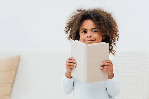 Krullend Afrikaans Amerikaans Kind Holding Boek Kijken Naar Camera — Stockfoto