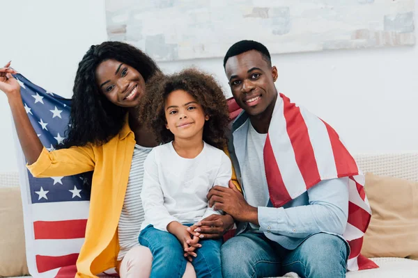 Família Afro Americana Coberta Com Bandeira América Olhando Para Câmera — Fotografia de Stock