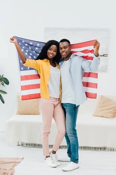 Pareja Afroamericana Sosteniendo Bandera América Mientras Está Pie Casa — Foto de Stock