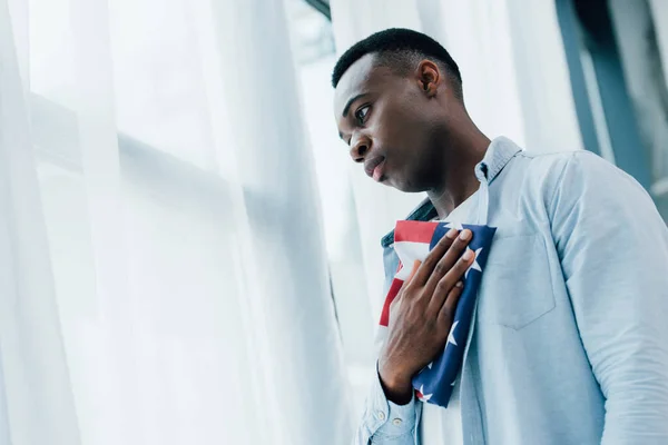 Homem Americano Africano Segurando Bandeira América Perto Peito — Fotografia de Stock