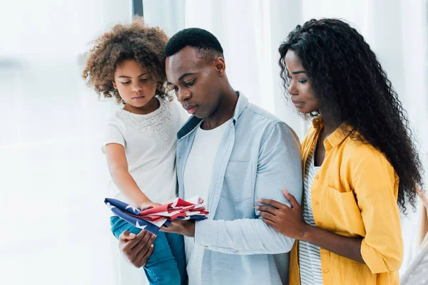 Африканская Американская Семья Смотрит Флаг Америки — стоковое фото