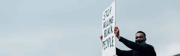 플래카드를 흑인들을 죽이지 밖에서 아프리카계 미국인의 파노라마 수확기 — 스톡 사진