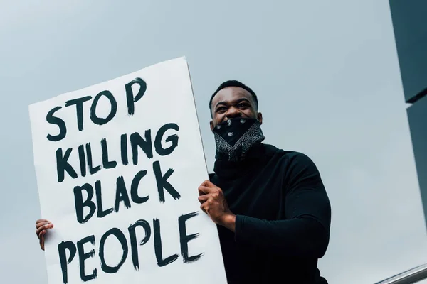 African American Man Scarf Face Holding Placard Stop Killing Black — Stock Photo, Image