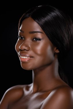 Siyah üzerine izole bir şekilde gülümseyen Afro-Amerikan çıplak kadın portresi