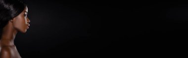 Siyah panoramik bir karede izole edilmiş Afro-Amerikan çıplak kadının yan görüntüsü