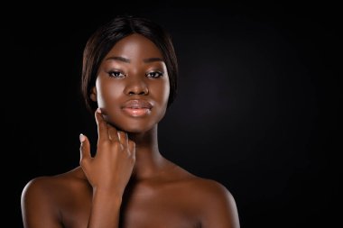 Afro-Amerikan çıplak kadın siyahların üzerinde izole edilmiş yüzlere dokunuyor.
