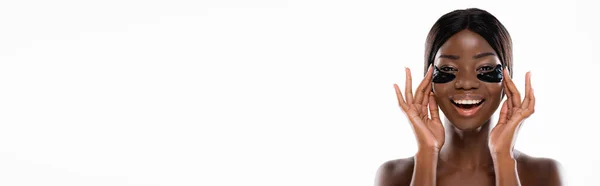 Afrikaans Amerikaanse Naakte Vrouw Raakt Hydrogel Oogvlekken Gezicht Geïsoleerd Wit — Stockfoto