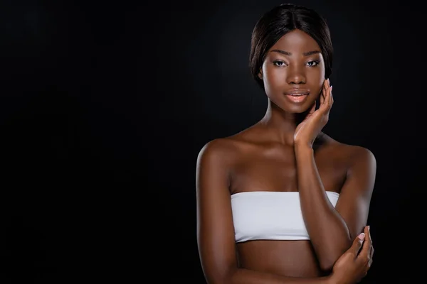 Афроамериканська Жінка Ручним Обличчям Виглядає Ізольованою Чорному — стокове фото