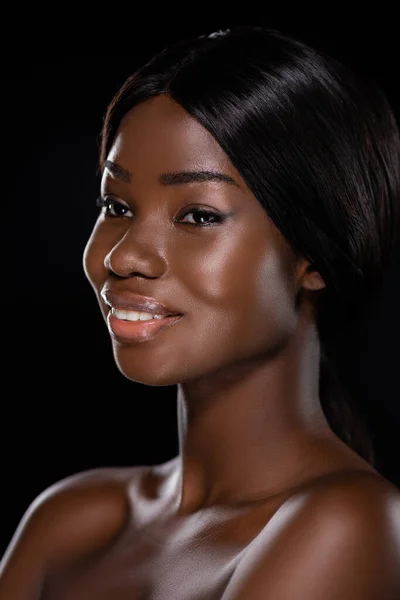 Retrato Mulher Nua Afro Americana Sorrindo Isolado Preto — Fotografia de Stock