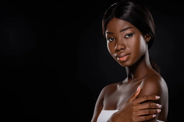 Afrikaans Amerikaanse Vrouw Zoek Naar Camera Geïsoleerd Zwart — Stockfoto