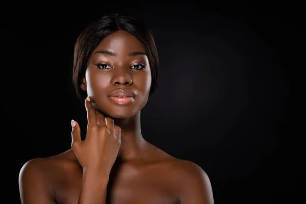 Афро Американська Гола Жінка Торкається Обличчя Ізольовано Чорному — стокове фото