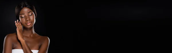 Афроамериканська Жінка Торкається Обличчя Закритими Очима Ізольовано Чорному Панорамний Постріл — стокове фото