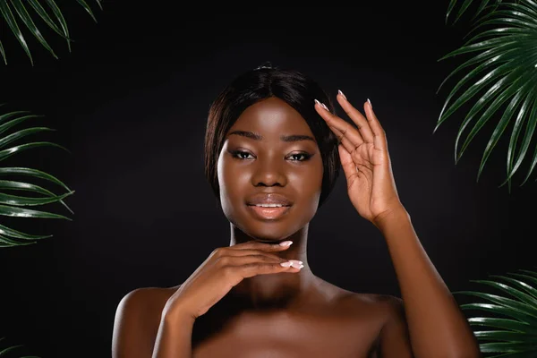 Афро Американська Гола Жінка Торкається Обличчя Біля Зеленого Пальмового Листя — стокове фото