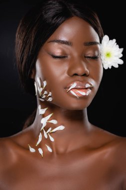 Çıplak Afro-Amerikan kadın, gözleri kapalı, beyaz kasımpatı saçlı ve boynunda taç yaprakları olan siyah tenli.