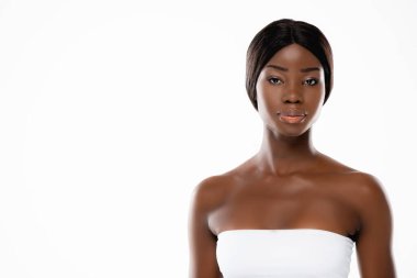 Mükemmel ciltli Afro-Amerikan kadın beyaz kameraya bakıyor.