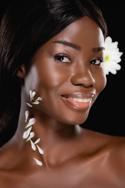 赤身裸体的非洲女人 头发上有白色的菊花 脖子上有花瓣 与黑色隔离 — 图库照片
