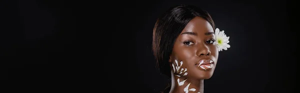 アフリカ系アメリカ人女性白い菊の髪と花弁の首と唇に黒のパノラマショットで隔離された — ストック写真