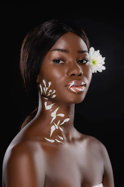 Naked African American Woman White Chrysanthemum Hair Petals Neck Lips — Stock Photo, Image