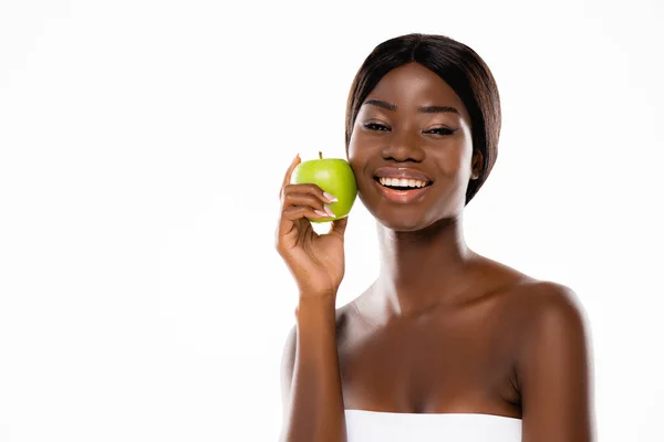 Beyaz Üzerinde Yeşil Olgun Elma Tutan Afro Amerikan Kadın — Stok fotoğraf