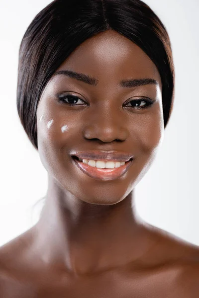 Afro Americano Donna Nuda Con Crema Cosmetica Sul Viso Isolato — Foto Stock