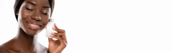 Afrikansk Amerikansk Nøgen Kvinde Med Lukkede Øjne Holder Flaske Serum - Stock-foto