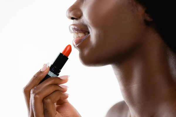Vue Recadrée Femme Nue Afro Américaine Appliquant Rouge Lèvres Isolé — Photo