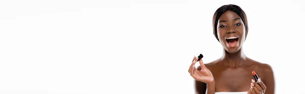 Vzrušená Africká Americká Nahá Žena Rtěnkou Izolovanou Bílém Panoramatický Záběr — Stock fotografie