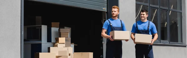Panoramic Shot Movers Holding Cardboard Boxes Warehouse Outdoors — Stock Photo, Image