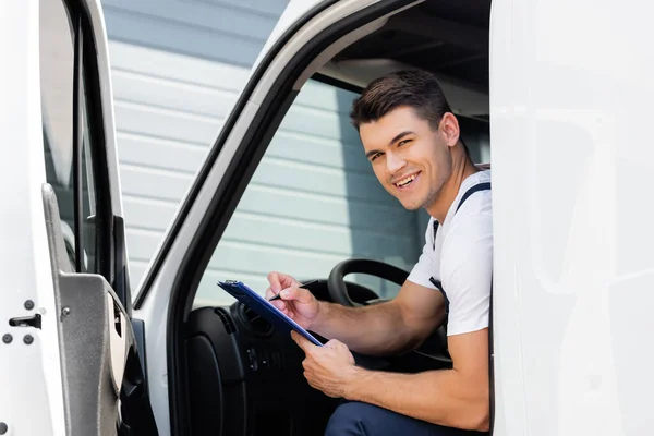 Selective Focus Loader Looking Camera While Holding Clipboard Pen Truck — Stock Photo, Image