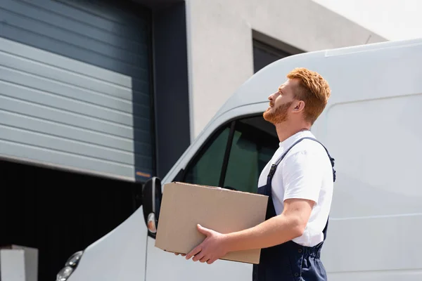 Sidovy Över Lastaren Innehar Kartong Nära Lastbil Urban Gata — Stockfoto