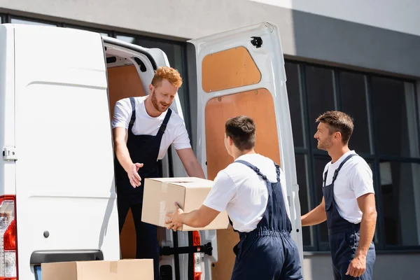 Movers Lossen Kartonnen Dozen Uit Vrachtwagen Stedelijke Straat — Stockfoto