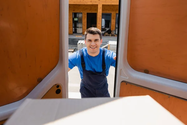 Selective Focus Loader Looking Camera While Closing Doors Truck Cardboard — Stock Photo, Image