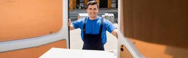 Panoramaaufnahme Eines Laders Der Der Nähe Offener Türen Eines Lastwagens — Stockfoto