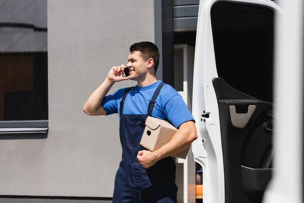 Foco Seletivo Carregador Segurando Caixa Papelão Falando Smartphone Perto Caminhão — Fotografia de Stock